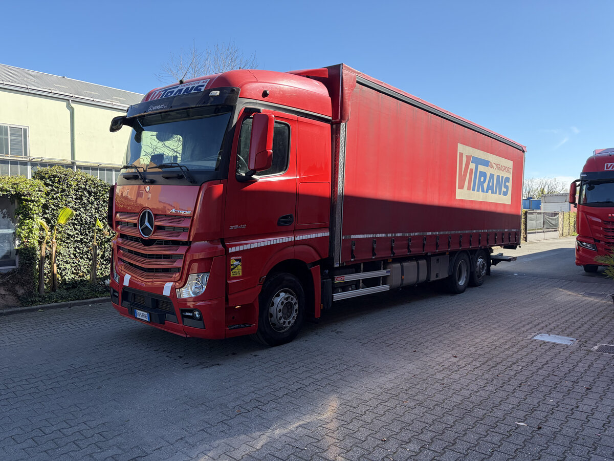 Camion rosso Vitrans